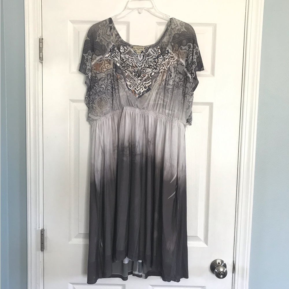 Live and Let Live Womens Shirt Dress 1X Stretchy Gray White Knee Length Studded